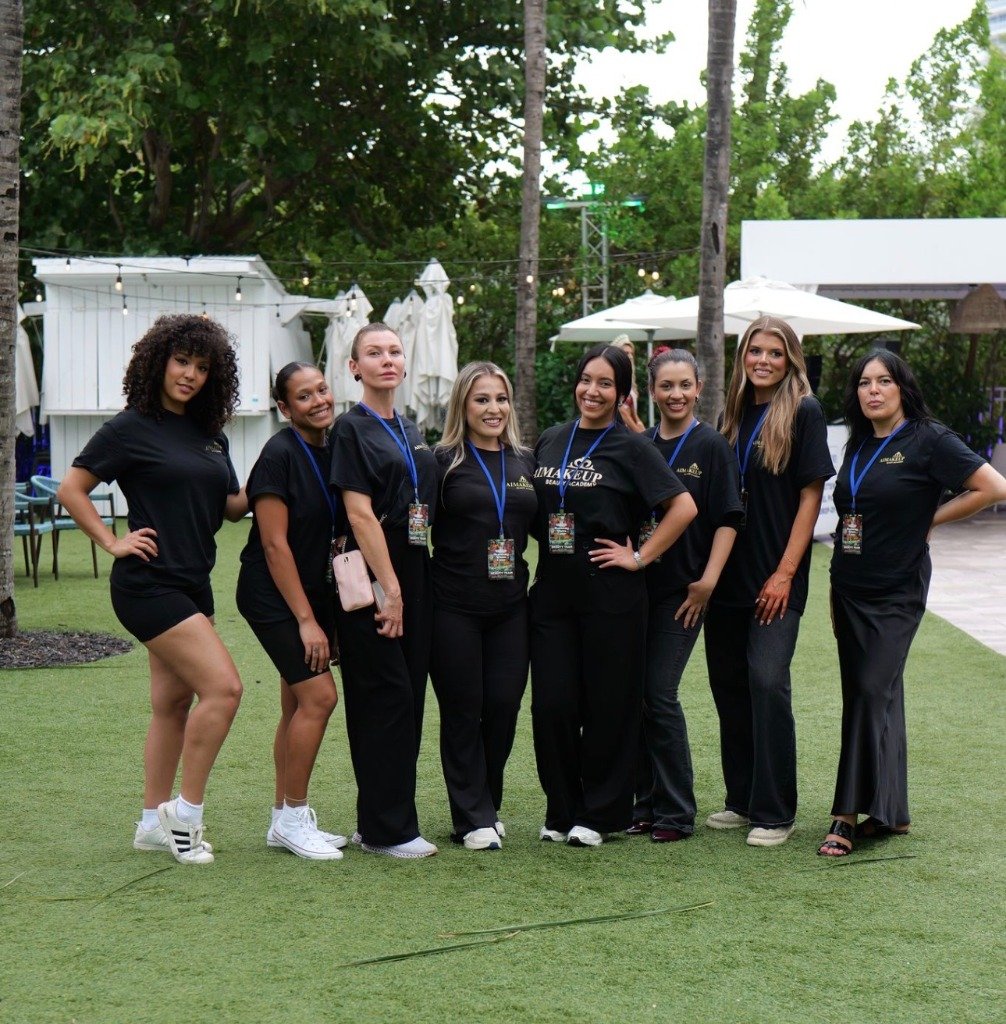 Aimakeup outdoor group photo